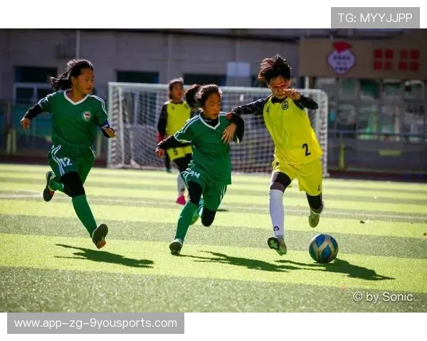 “校园足球选拔赛火热开启，挖掘青少年潜力”，校园足球学校足球赛